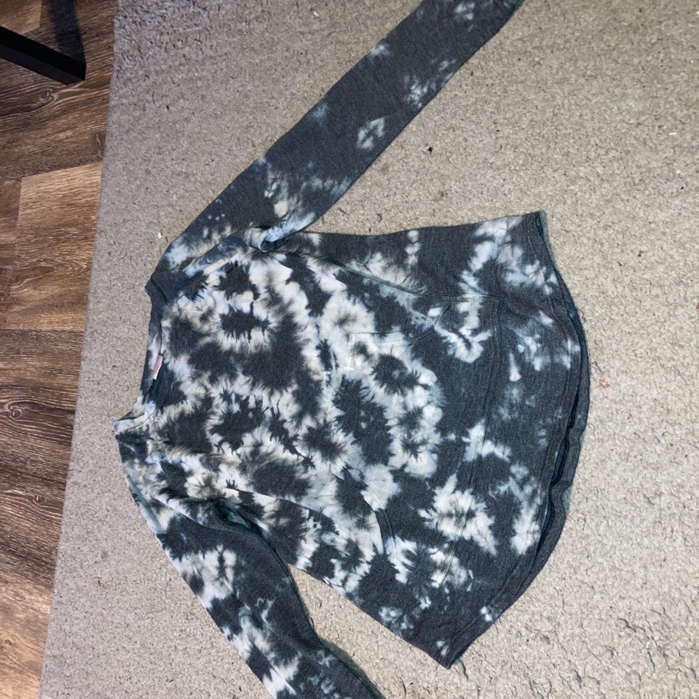 Long sleeve shirt with pocket on the front